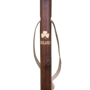 Bâton de chasse en bois de châtaignier gravé d’un trèfle et du logo de l’Irlande