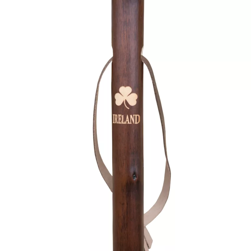 Bâton de chasse en bois de châtaignier gravé d’un trèfle et du logo de l’Irlande