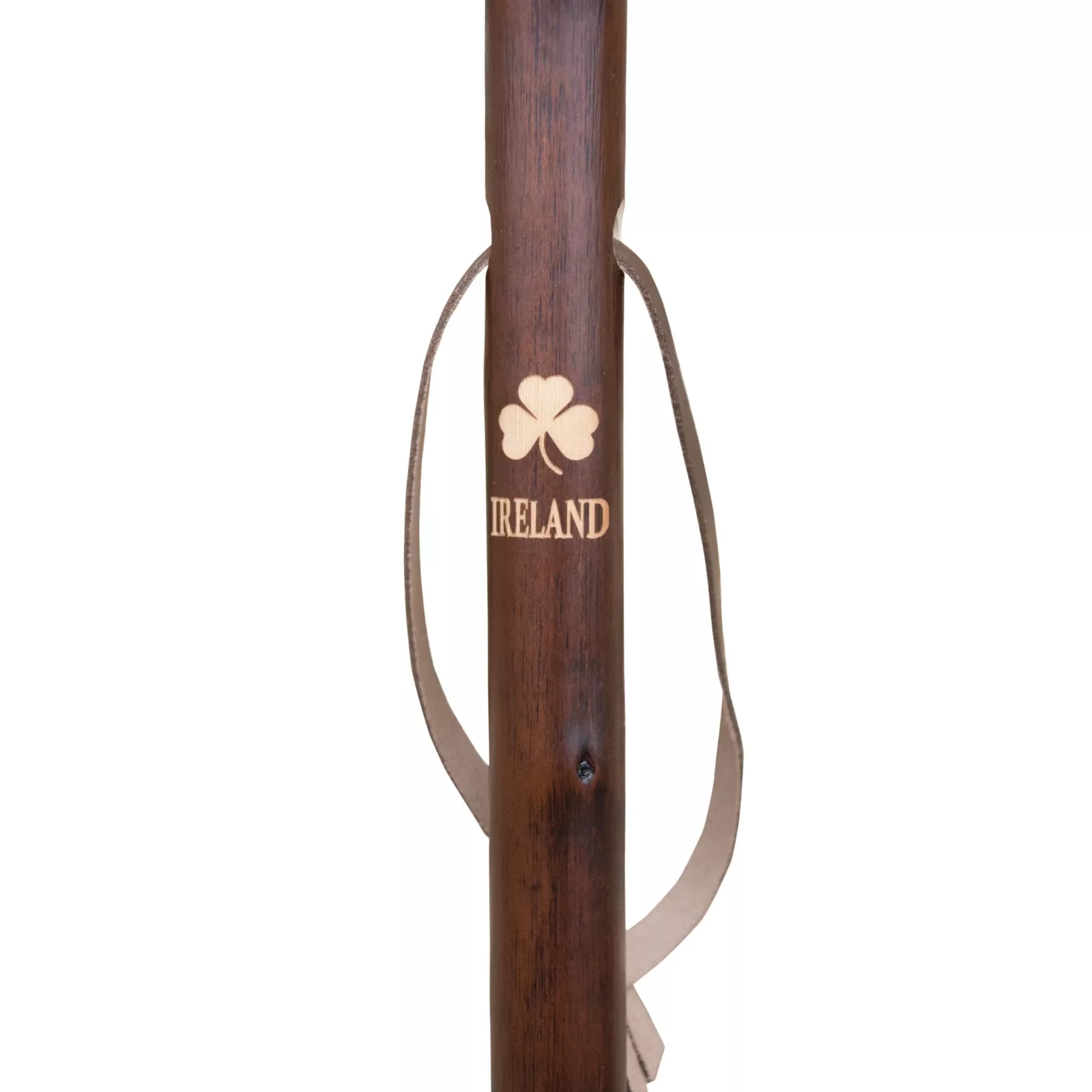 Bâton de chasse en bois de châtaignier gravé d’un trèfle et du logo de l’Irlande
