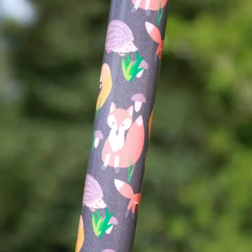bâton de marche « créatures de la forêt » imprimé violet
