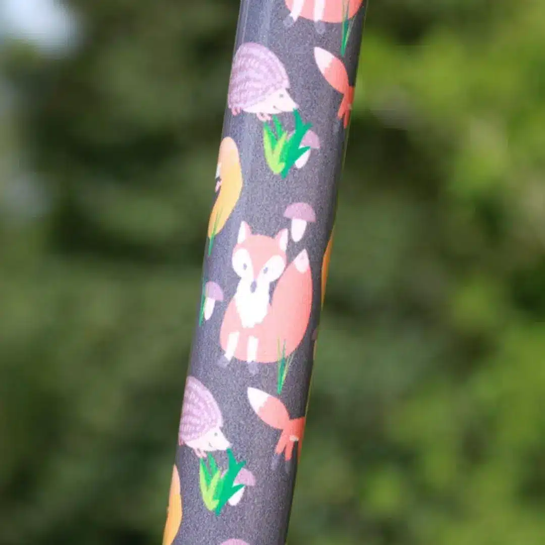 bâton de marche « créatures de la forêt » imprimé violet